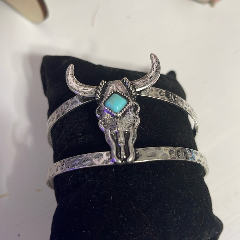 Silver tone hammered style cuff bullhead bracelet